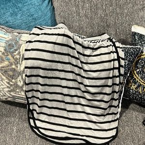 Gray and black above the knee skirt with pockets